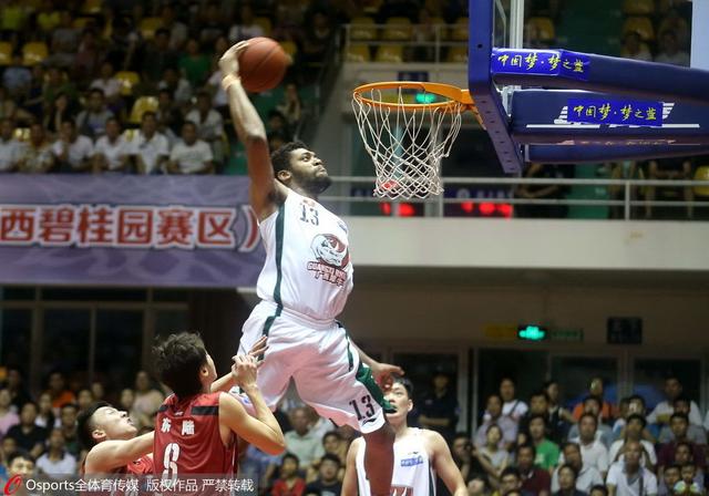 亚马尔父亲比赛中多次挑衅贝蒂斯球迷，最终被安保带走（亚马尔之父比赛期间反复挑衅贝蒂斯球迷，最终被安保请离场）