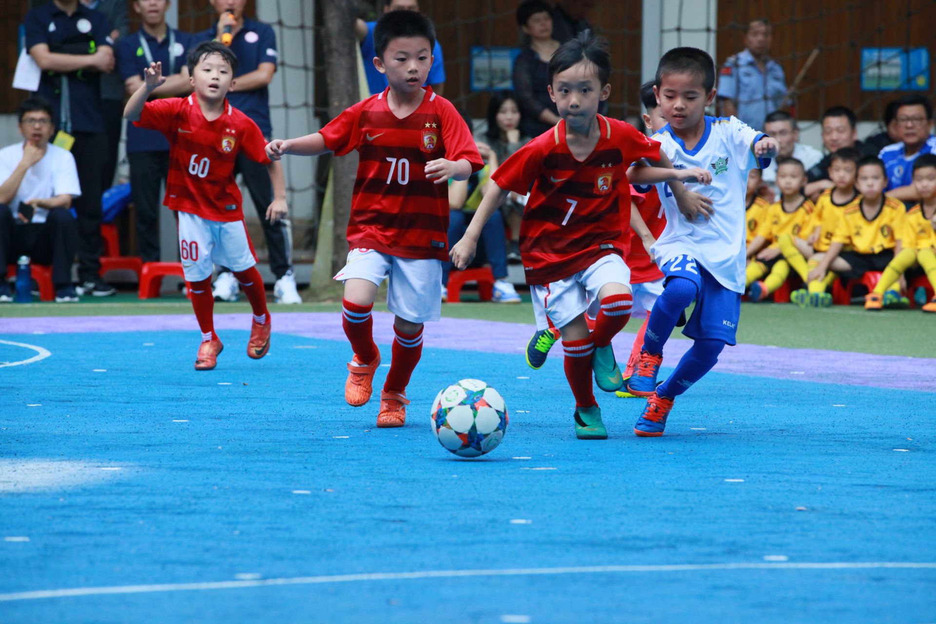 邮报整理C罗豪车收藏：有多辆布加迪，最贵的车价值850万英镑（邮报盘点C罗名车库：布加迪不止一辆，顶级车型价值850万英镑）