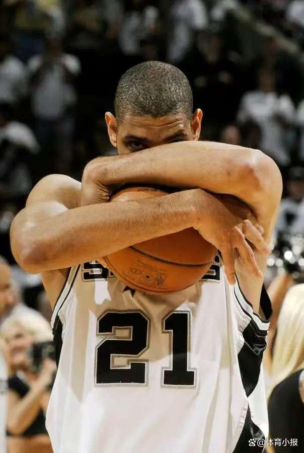 图片报：米兰对金玟哉感兴趣，在今夏就曾观察过他（图片报：AC米兰有意金玟哉，今夏已对其进行考察）