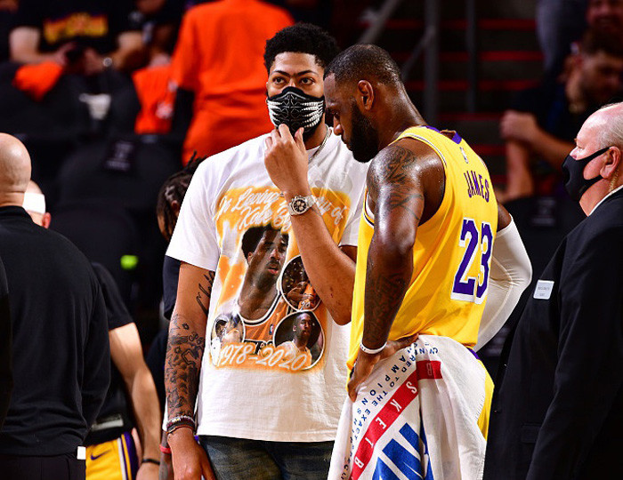 G联盟场均14.8分9.1板！美记：黄蜂队将和PJ·霍尔签下双向合同（美媒称黄蜂将与PJ·霍尔签双向合同：他在G联赛场均14.8分、9.1篮板）