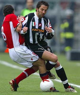 欧冠积分榜：阿森纳继续全胜领跑，拜仁3分之差位列第二（欧冠积分形势：阿森纳保持全胜领跑，拜仁落后3分暂居次席）