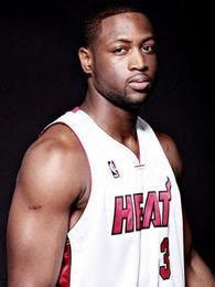 王曼昱“憋笑”嘴角压得好辛苦！想笑又不敢笑，与场上成鲜明对比（王曼昱强忍笑意，嘴角按得紧：想笑不敢笑，与赛场氛围形成强烈反差）