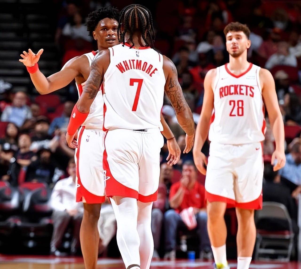 反身扣篮震撼全场（反身暴扣引爆全场）