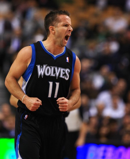 望无大碍！纪卓投射三分下落踩到陶汉林崴脚 后者被吹违体犯规（愿无大碍！纪卓三分出手落地踩到陶汉林致脚踝崴伤，陶汉林被吹违体犯规）