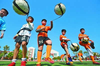 接班范戴克！曝利物浦求购德国主力中卫 多特开价5000万镑（曝利物浦欲斥5000万镑签德国主力中卫，被视为范戴克接班人，多特标价已定）