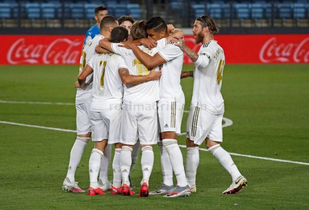 约基奇三双稳定输出率掘金大胜（约基奇三双如常发挥，掘金轻松大胜）