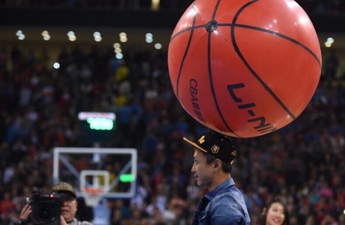 世界杯预热海报里没有C罗遭质疑，FIFA删除原海报改“怀旧”（世界杯预热海报未见C罗惹争议，FIFA删帖改推“怀旧版”）